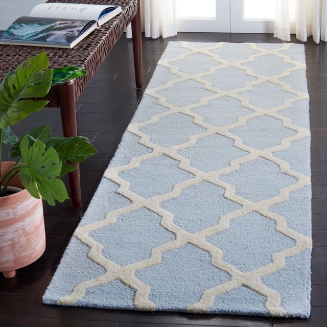 Safavieh Cambridge Liam Tapis Géométrique Bleu Pâle avec Motif de Treillis Géométrique Crème, Laine Tuftée à la Main avec Coupe Peluche et Poil à Boucles Haut/bas, Placé sur Plancher de Bois Franc Foncé Près du Banc Tissé et de la Plante en Pot dans une Pièce Ensoleillée, Convient pour Ajouter de la texture et de la Chaleur aux Entrées Ou aux Couloirs.
