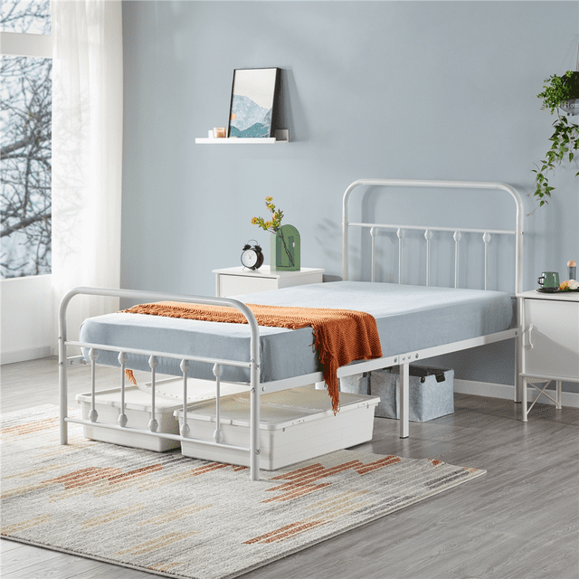 Yaheetech Lit Plateforme Classique avec Tête et Pied de Lit Hauts pour Adulte, Simple, Blanc. Ce Cadre de Lit en Métal Enduit de Poudre Présente des Décorations vintage à Barreaux, des Lignes Courbées et des accents en Boule pour un Style d'Inspiration Ferme. la Tête de Lit Haute Offre du Confort pour s'Asseoir, Tandis Que l'Espace sous le Lit de 12,6 Pouces Offre du Rangement pour des Boîtes Ou des Fournitures. Idéal pour les Chambres boho, Traditionnelles Ou de Style Industriel. Exposé dans une Pièce Lumineuse avec un Mur Bleu et une Lumière