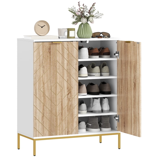 HOMCOM Armoire de Rangement pour 15 Paires de Chaussures avec Portes, Fini Blanc et Chêne, avec Motif chevron sur les Portes et Pattes en Acier Ton Or. l'Armoire a 5 Niveaux avec 3 Tablettes Ajustables, Pouvant Contenir jusqu'à 15 Paires de Chaussures. Elle Comprend une Quincaillerie Anti-Basculement pour la Sécurité et un Dégagement de 5,3 Pouces pour l'Accès à l'Aspirateur robot. Convient aux Entrées, Salons, Dortoirs et garages.