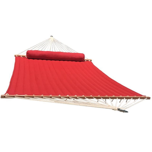 Hamac Matelassé Double Rouge en Oléfine avec Oreiller Assorti, Doté d'Un design Matelassé Rouge Vif et de Barres d'Étalement pour la Stabilité. Fabriqué en Matériau Oléfine durable à Séchage Rapide, Résistant à la Décoloration, à la Moisissure et à l'Abrasion. Comprend un Oreiller Assorti, Deux Chaînes et des Crochets pour Suspendre. Assez Grand pour Deux Personnes, avec une Aire de Repos de 6,8 Pieds de long et 4,6 Pieds de Large, Supporte jusqu'à 450 Livres. Longueur Totale de 13 Pieds, Idéal pour patios Ou Terrasses