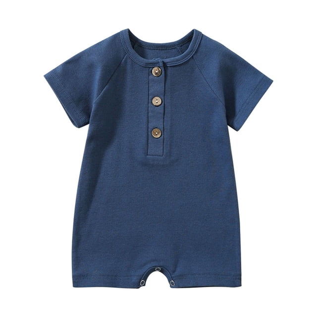 Birdeem Barboteuse T-Shirt à Manches Courtes de Couleur Unie pour Tout-Petits Filles Garçons, Teinte Bleu Foncé. Comprend des Manches Courtes, une Patte de Boutonnage avant et des Boutons-Pression au Bas pour des Changements de Couche Faciles. Faite d'Un Mélange Respirant de Coton et de polyester, Convient aux Bébés de 0 à 24 Mois. Parfaite pour une Tenue Décontractée, la Photographie de Bébé, les Sorties d'Été Ou comme Cache-Couche pour Bébé.