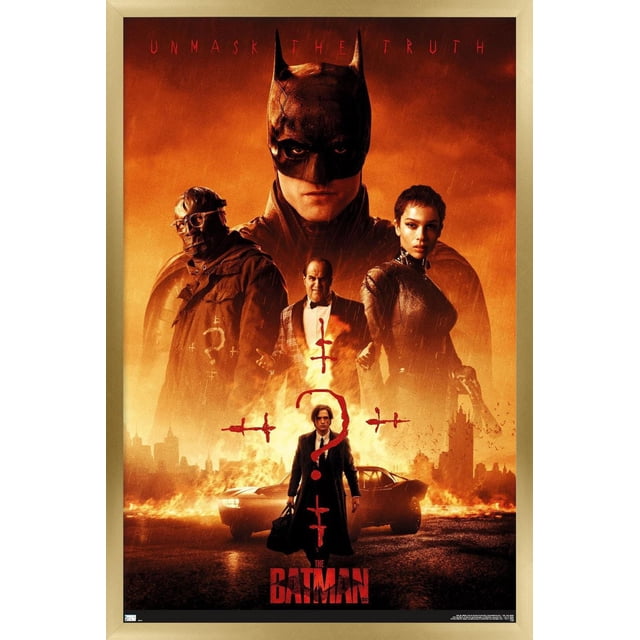 DC Comics Film The Batman - une Feuille Affiche Murale, 22,375 Pouces x 34 Pouces Encadrée Représente une Grande silhouette de Batman avec des Oreilles Pointues sur un Fond orange Ardent. Dessous, Trois Personnages Se Tiennent : l'Un dans un Manteau Sombre Marqué d'Un Point d'Interrogation Rouge et d'Une Croix, et un Troisième Tenant un Pistolet. un Homme dans un long Manteau Portant un Sac Se Tient devant une Voiture en Feu avec des Symboles de Point d'Interrogation Rouges Superposés sur la Scène