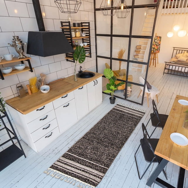 ECARPET Tapis Sud-Ouest pour Couloir, Cuisine Earth Collection Tapis Coureur d'Intérieur avec Rayures Noires, Blanches et Beiges et Bords à Franges sur Plancher de Bois Peint Blanc dans une Cuisine et Salle à Manger Modernes Rustiques avec Armoires Blanches, Comptoir en Bois, Chaises en Métal Noires et Plantes en Pot Vertes, Convient au Fort Achalandage et aux Espaces Adaptés aux Animaux.