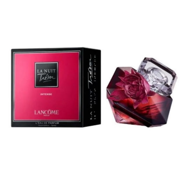Lancome La Nuit Tresor Intense EDP pour Elle 50 ml, un Parfum floral et Fruité Mettant en Vedette rose Damassée, Cerise Sure, Lait d'Amande, Vanille de Madagascar et notes Boisées. l'Image Montre l'Élégante Bouteille de Parfum Rouge et Noire en Forme de Diamant avec un Ornement de rose, Accompagnée de Son Emballage Assorti rose et Noir. Convient au Port Quotidien et à Tous les types de Peau.