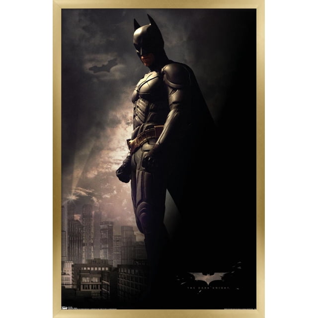 DC Comics Film - The Dark Knight - Batman dans l'Ombre Affiche Murale, 22,375 Pouces x 34 Pouces Montrant Batman en Complet Blindé Détaillé et cape Se Tenant de Profil contre une skyline de Ville Sombre avec le signal de Chauve-Souris dans un Ciel Nuageux, Encadré de Bois Clair pour une Suspension Facile et la Déco de la Maison.