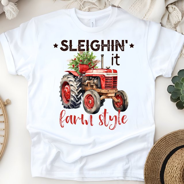 Chandail Style Ferme « Sleighin' It » / T-Shirt de Noël Country Tracteur Rouge, Blanc, Taille TG