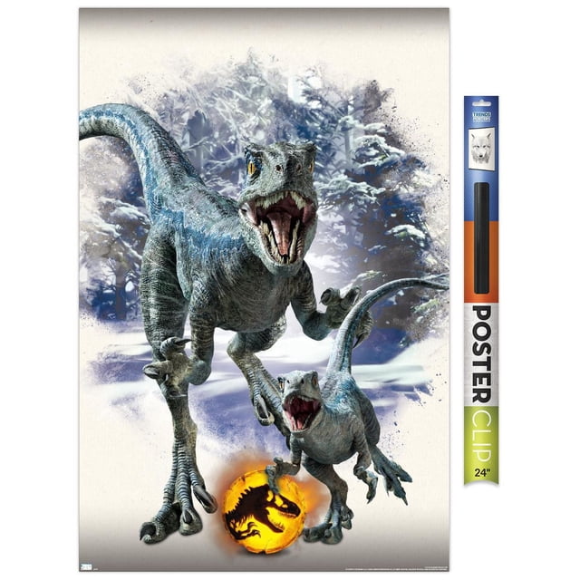 Monde Jurassique : Dominion - Affiche Murale Focus Bleue et Bêta, 14,725 Po x 22,375 Po Encadrée Représentant Deux Vélociraptors Bleus à Bouche Ouverte et Dents Tranchantes dans un Fond de Forêt Enneigée, avec un logo Monde Jurassique orange Lumineux au Bas, Idéale pour la Décoration Murale de Chambre Ou de Bureau.
