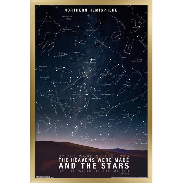 L'Affiche Murale d'Étoiles, 22,375 Pouces x 34 Pouces Affiche une Carte Étoilée Détaillée de constellations de l'Hémisphère Nord Telles Que Ursa Major, Cassiopée et Orion sur un Fond de Ciel Nocturne Bleu Foncé avec des Étoiles Étiquetées, Encadrée en Bois Clair. le Bas Comprend le Texte : « Par la Parole du Seigneur les Cieux Ont Été Faits et les Étoiles par la Parole de Sa Bouche Psaume 33:6 ». art Mural Idéal pour la Déco