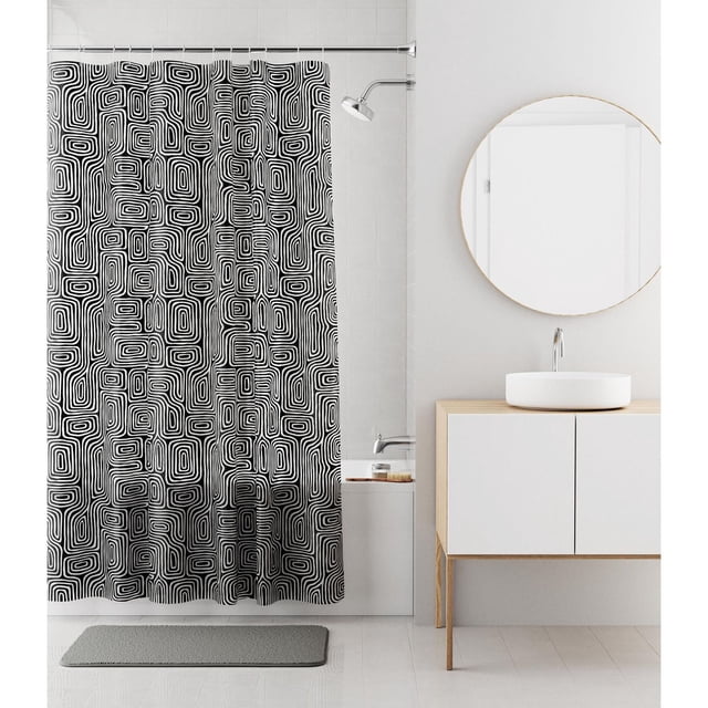 Mainstays Rideau de Douche Décoratif Imperméable en PEVA Recyclé avec Motif Géométrique de Labyrinthe Noir et Blanc, Format 70 X 72 Pouces pour s'Adapter aux Baignoires Standards, à Suspendre dans une Salle de Bain Moderne avec Murs en Carreaux Blancs, Miroir Rond, Meuble-Lavabo en Bois avec Lavabo de Navette Blanc et Tapis de Bain Gris, Facile à Nettoyer et Écologique.
