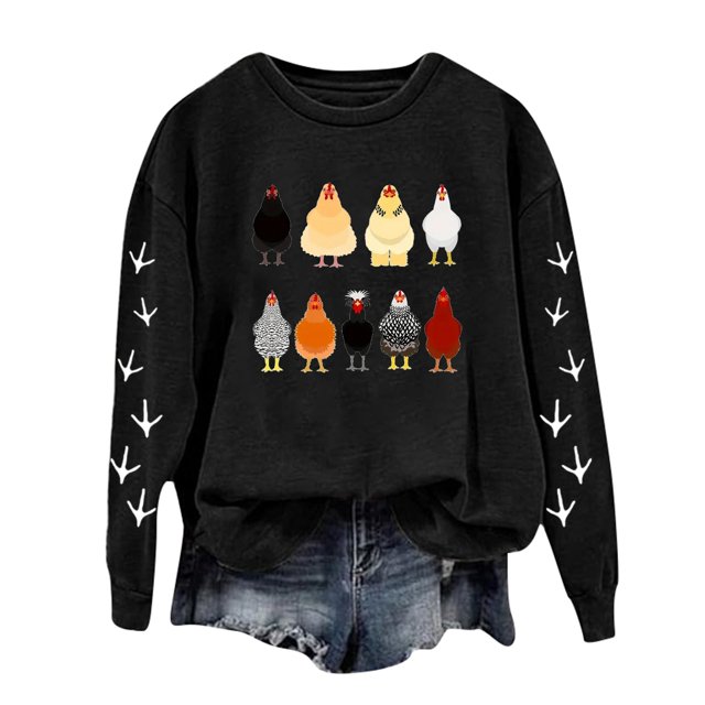 Ensemble Décontracté pour Femmes à Manches Longues et Confortable Comprenant un Chandail à Col Rond Noir avec un Imprimé Graphique Coloré de Poulet à l'Avant. le Chandail à Manches Longues avec des Imprimés de Pistes d'Oiseaux Blanches le long des Bras. Assorti à des shorts en denim, Ce Chandail à Enfiler Est Fait d'Un Tissu Doux et Respirant et Offre une Coupe Décontractée, Idéal pour une Tenue Décontractée Ou pour Superposer par Temps Plus Frais.
