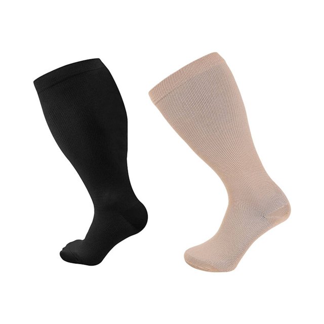 2 Paires de Bas de Compression Grande Taille pour Femmes et Hommes, Hauteur Genou, Soutien, Mollet Grand, en Couleurs Noir et nude. Fabriqués en polyester, Ces Bas Offrent un Rembourrage Renforcé des Orteils et du Talon, Conception Sans Coutures, et un Dégradé de Pression Progressif de 20-30 mmHg pour une Meilleure circulation et un Soutien de la Cheville. Idéal pour le Port Quotidien, les Voyages, les Activités Sportives et la Convalescence Due à un Enflure Ou à une Fasciite Plantaire.