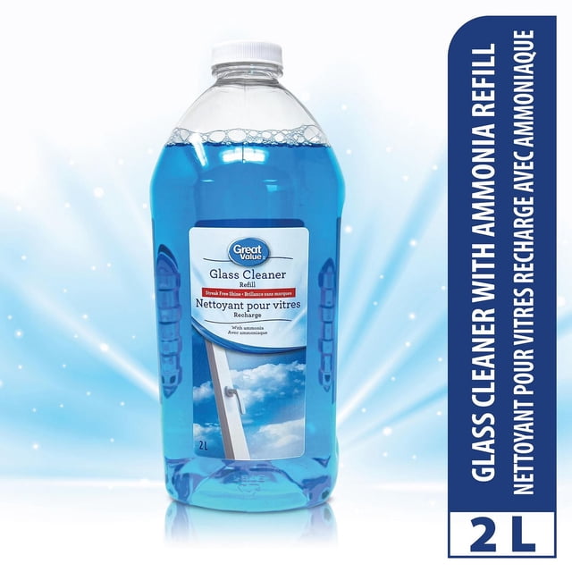 Great Value Recharge de Nettoyant pour Vitres 2 L Bouteille en Plastique Transparent Contenant du Liquide à Base d'Ammoniaque Bleu pour un Nettoyage Sans Traces des Fenêtres, Miroirs et surfaces en Verre, avec un Bouchon à Vis Blanc, Illustré sur un Fond Bleu Pâle avec des Rayons Subtils.