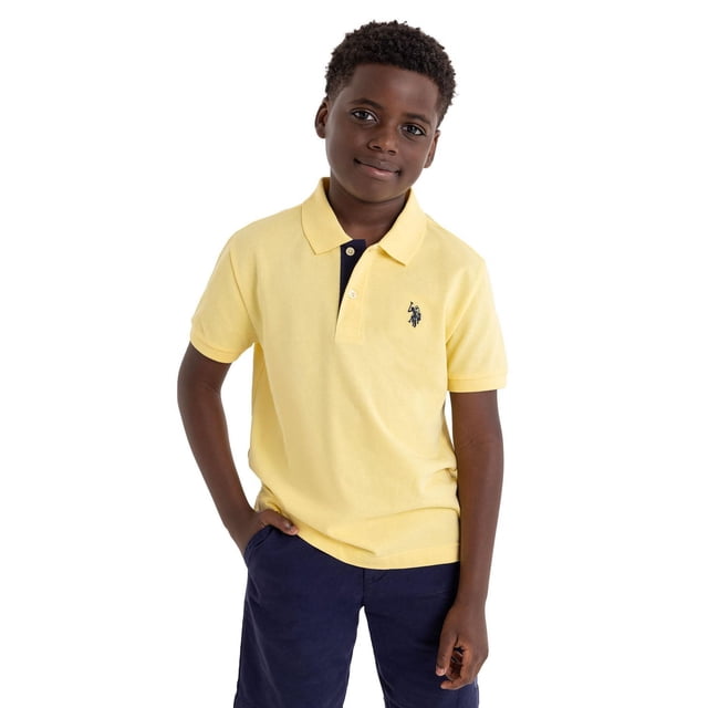 U.S. Polo Assn. Chemise à Manches Courtes pour Garçon Polo en Coton Jaune avec Col Rabattable, Patte de Boutonnage Bleu Marine à Deux Boutons et logo Brodé sur la Poitrine Gauche, Assortie à des shorts Bleu Marine, Coupe Décontractée avec Fentes Latérales à l'Ourlet, Convient pour l'École Ou les Tenues Décontractées.