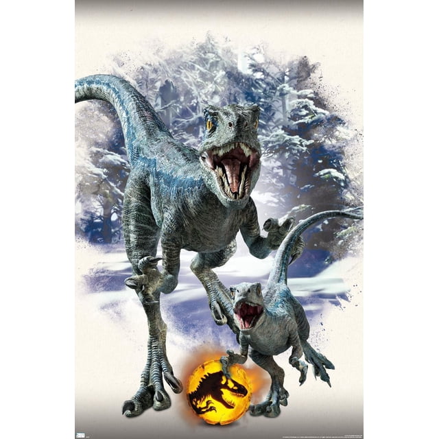 Monde Jurassique : Dominion - Affiche Murale Focale Bleue et Bêta, 14,725 Po x 22,375 Po Encadrée Montrant Deux Vélociraptors Bleus aux Mâchoires Ouvertes et aux Dents Tranchantes dans un Fond de Forêt Enneigée, un Adulte et un Juvénile, avec un logo Monde Jurassique orange Lumineux Présentant une silhouette de T-Rex au Bas, Idéal pour la Décoration Murale de Chambre Ou de Bureau.