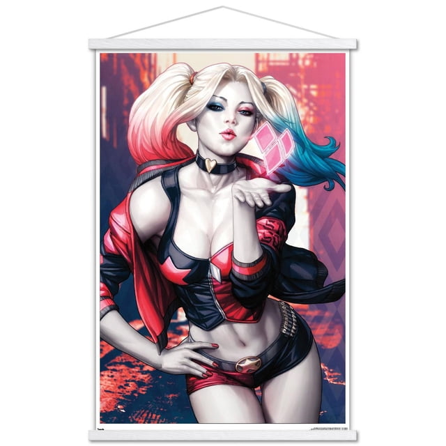 DC Comics - Harley Quinn - Affiche Murale Kiss, 14,725 Pouces x 22,375 Pouces Affiche Encadrée Représentant Harley Quinn en Haut Court Rouge et Noir et Short avec un Ras-de-Cou en Forme de Cœur, Soufflant un Baiser avec un Symbole de Diamant Rose Lumineux Près de Sa Main, sur un Fond Urbain Stylisé, Convient à la Décoration Murale de Chambre Ou de Bureau.