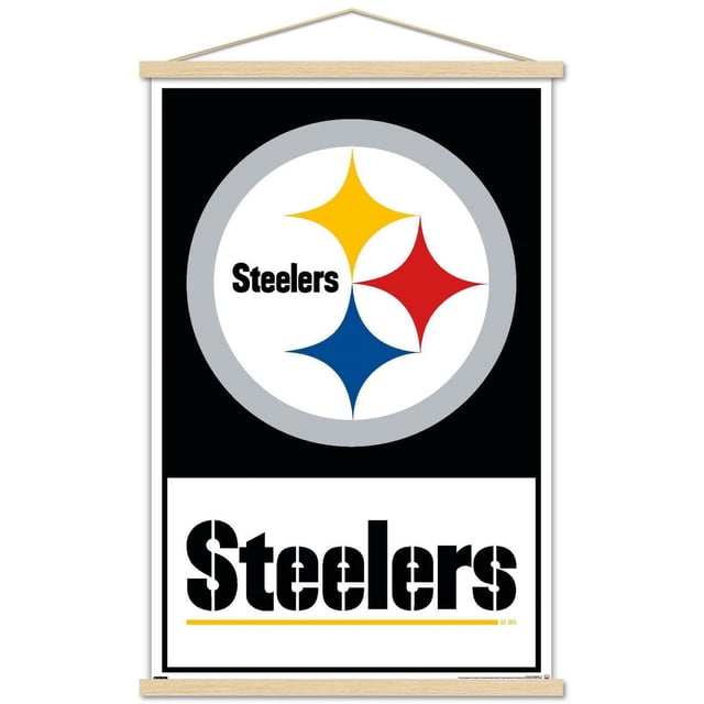 NFL Pittsburgh Steelers - Logo 21 Affiche Murale, 22,375 Po x 34 Po Encadrée, Affichant un Logo Steelers Centré avec des Formes d'Étoiles Jaunes, Rouges et Bleues à l'Intérieur d'Un Cercle Gris sur Fond Noir, avec Texte Noir Audacieux « Steelers » au Pochoir et un Soulignement Jaune en Dessous, le Tout dans un Cadre en Bois Léger avec Corde Suspendue, Idéal pour l'Art Mural et la Déco de Pièce dans les Chambres, Bureaux Ou Dortoirs