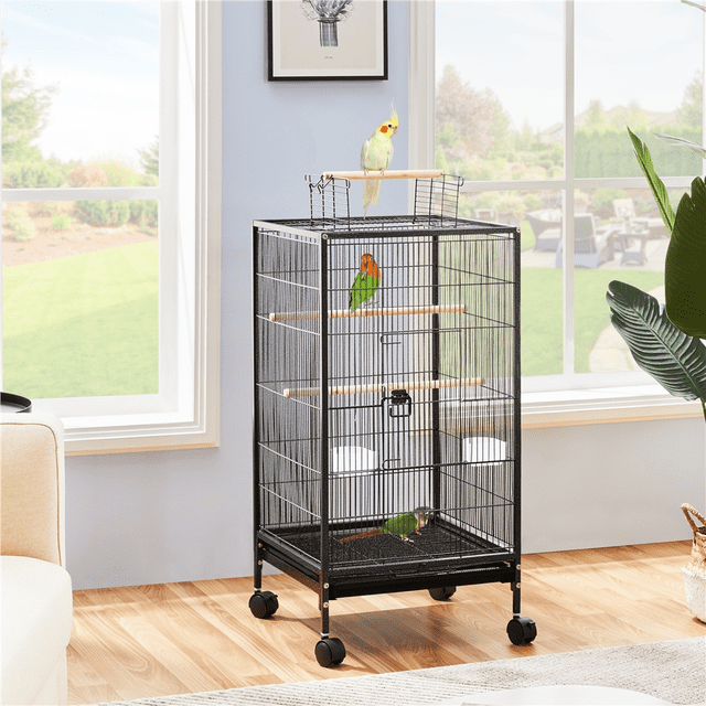 Yaheetech cage à Oiseaux en Fer Forgé de 40 Pouces avec Support Roulant Noir, Idéale pour les Petits Oiseaux comme les Perruches, les Canaris, les cockatiels, les Chardonnerets et les Perruches. Fabriquée en Acier Massif avec une Finition Résistante aux Oxydants, la cage Mesure 18 Pouces de long, 18 Pouces de Large et 40 Pouces de Haut, avec un Espacement entre Barreaux de 3/8 Pouce. les Caractéristiques Incluent un design à Dessus Ouvert, des Portes de Mangeoire, un Plateau Coulissant et des Roues à 360 Degrés pour