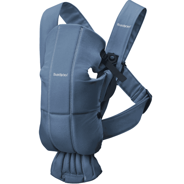 Porte-bébé BabyBjorn Mini en Tissu indigo vintage Tissé, Conçu pour le Portage à l'Avant. le Porte-Bébé Présente des Bretelles Douces et Rembourrées et un design compact Adapté aux Nouveau-Nés, Offrant Proximité et Confort. des Coutures Visibles et des Boucles Ajustables Améliorent la Fonctionnalité.