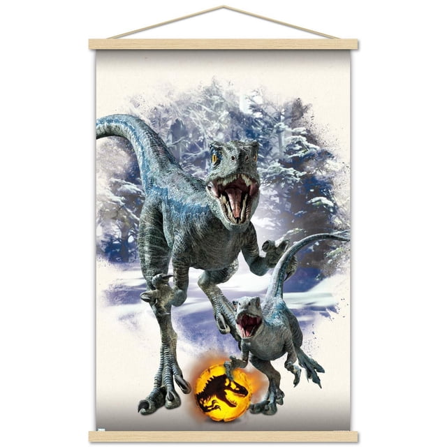 Monde Jurassique : Dominion - Affiche Murale Focus Bleue et Bêta, 14,725 Po x 22,375 Po Encadrée, Représentant Deux Vélociraptors Bleus à Bouche Ouverte dans un Fond de Forêt Enneigée, avec un logo Monde Jurassique orange Lumineux au Bas, Imprimée sur une Affiche Fini satin avec un Cadre en Bois Clair et un Accroche-Dents de Scie, Convient pour Décorer des Chambres, des Bureaux Ou des Dortoirs.