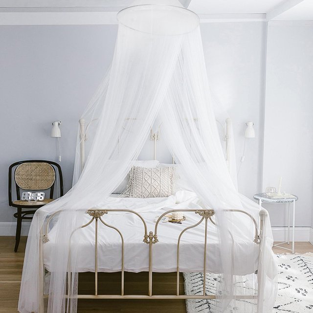 Baldaquin de lit, Tente de lit Durable pour Chambre de Fille pour lit, Présentant un Filet en polyester Blanc au design Fin et Transparent. le Baldaquin a un Diamètre Supérieur d'Environ 60 cm (23,6 Po), une Hauteur de 250 cm (98,4 Po) et une Circonférence Inférieure de 900 cm (354,3 Po). Il Est Bordé d'Une Délicate Dentelle pour une Touche Romantique et Est Montré Drapé sur un Cadre de lit en Métal dans une Chambre à Coucher Doucement Éclairée avec des Murs Gris Pâle et un Décor minimal