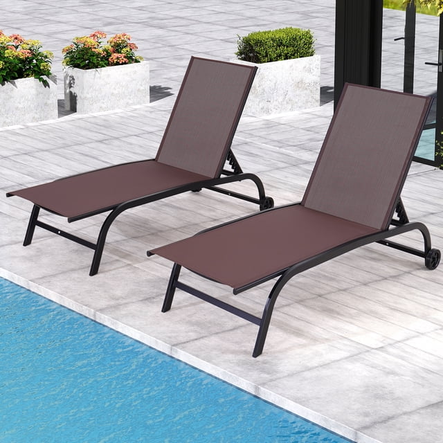 Yoleny Chaise Longue de Patio de 26 Pouces de Large avec Roues, Ensemble de 2 Chaises Longues de Piscine avec Dossier Réglable, Chaises Longues d'Extérieur en Textilène Imperméable pour Patio, Bord de Piscine, Terrasse, Brun