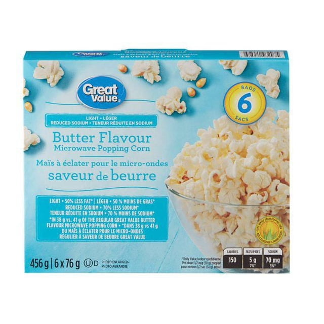 Great Value Boîte de Maïs Soufflé pour Micro-Ondes à Saveur de Beurre Léger à Teneur Réduite en Sodium, Contenant 6 Sacs de 76 g Chacun, Illustrée d'Un Bol Transparent de Maïs Soufflé sur Fond Bleu, Mettant en Valeur 50 % Moins de Gras et 70 % Moins de Sodium Que le Maïs Soufflé à Saveur de Beurre Régulier, avec Texte Bilingue Anglais-Français et Informations Nutritionnelles.