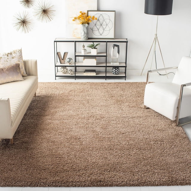 Safavieh Milan Harlow Tapis Shag Uni en Ivoire Éclatant, Tissé Mécaniquement avec des Fils Synthétiques Pelucheux, Présenté dans un Salon Contemporain avec sofa Crème, Fauteuil Blanc, Lampe Trépied Noire et Étagères Métalliques Noires avec art et Plantes, Idéal pour Ajouter Chaleur et texture à la Déco de la Maison.