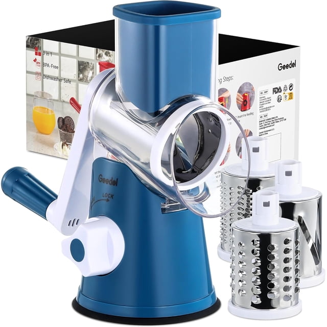Geedel Râpe à Fromage de Cuisine, mandoline Rotative Trancheuse de Légumes Bleue avec un design unique de Tambour Rotatif. Comprend Trois Lames Interchangeables en Acier Inoxydable pour Trancher, Râper et Broyer Divers Aliments comme le Fromage, les Légumes, les Noix et le Chocolat. Présente une Conception Détachable et Compacte pour un Nettoyage et un Rangement Faciles. Montré avec l'Emballage en Arrière-Plan.