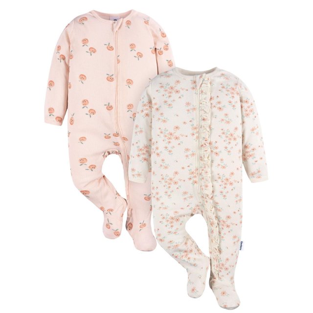 Gerber Lot de 2 Cache-Couches « Sleep N Play » Couleur Pêche Comprenant Deux Bodys pour Bébé Fille avec Fermetures Éclair Pleine Longueur et Pieds; l'Un Pêche Pâle avec de Petits Imprimés Floraux orange, l'Autre Crème avec Motif floral Pêche et Garniture à Volants le Long de la Fermeture Éclair, Fabriqué en Coton Doux et Lavable à la machine.
