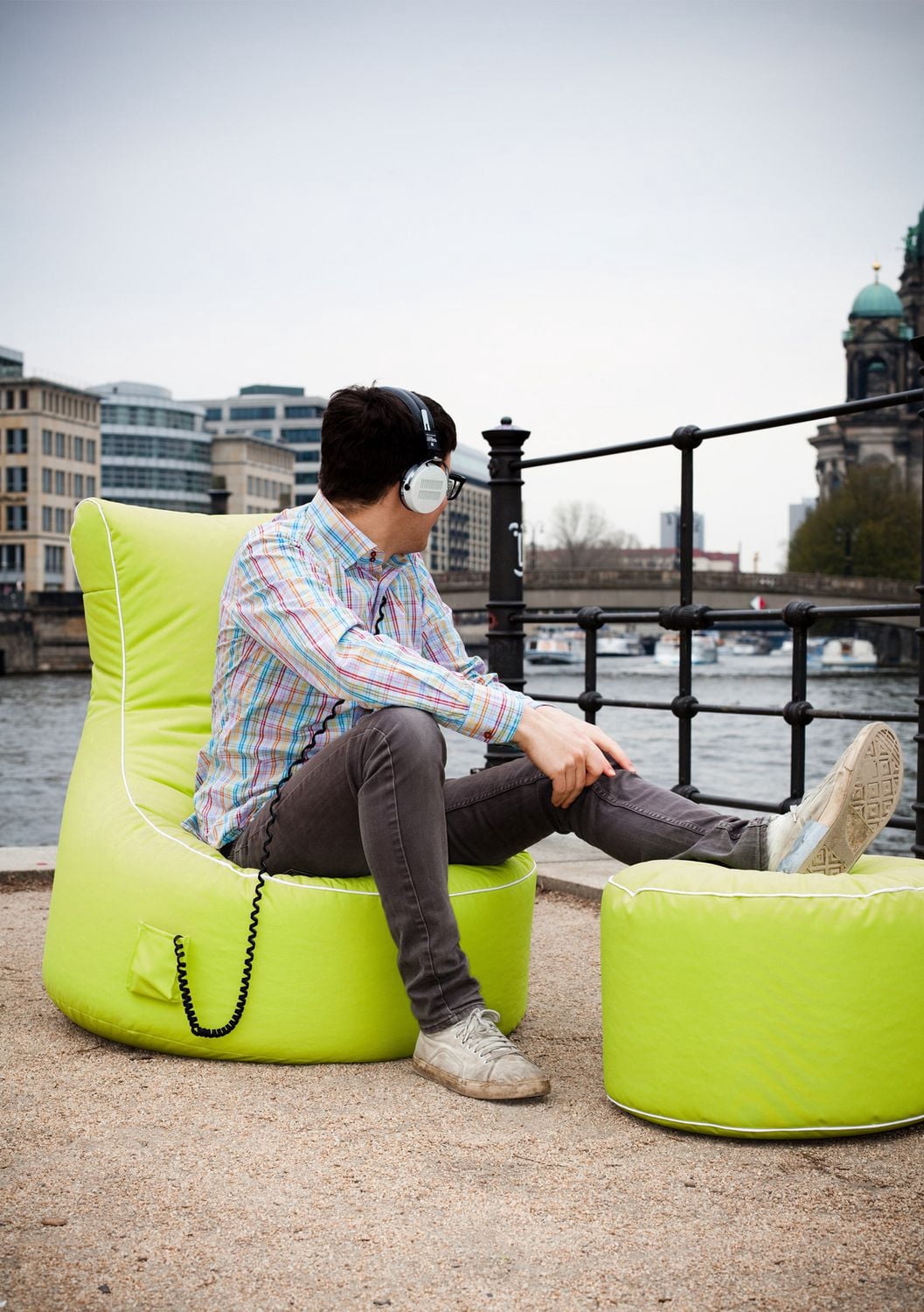 Gouchee Home Dotcom Brava – Pouf rond imperméable de couleur vert citron avec billes de polystyrène, fabriqué au Canada, élégant et léger, pour le salon ou la chambre à coucher.