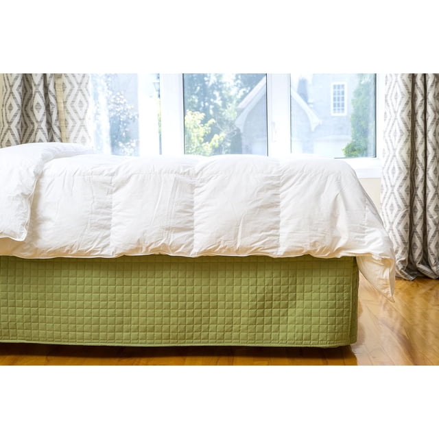 Gouchee Home Jupe de Lit Grand à Carreaux en Piqué Vert lime, Fabriquée en Microfibre Brossée Douce avec Motif à Carreaux, Conçue pour s'Adapter aux Matelas Grand jusqu'à 14 Pouces de Profondeur, Présentée sur une base de Lit dans une Pièce Lumineuse avec Planchers de Bois Franc et Rideaux Géométriques, Idéale pour Rehausser le style de la Chambre.