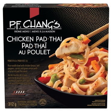 Pad Thaï au poulet P.F. Chang’s Menu à la maison, Bol de nouilles de riz avec poitrine de poulet, poivrons, carottes et oignons verts dans une sauce thaïlandaise au tamarin