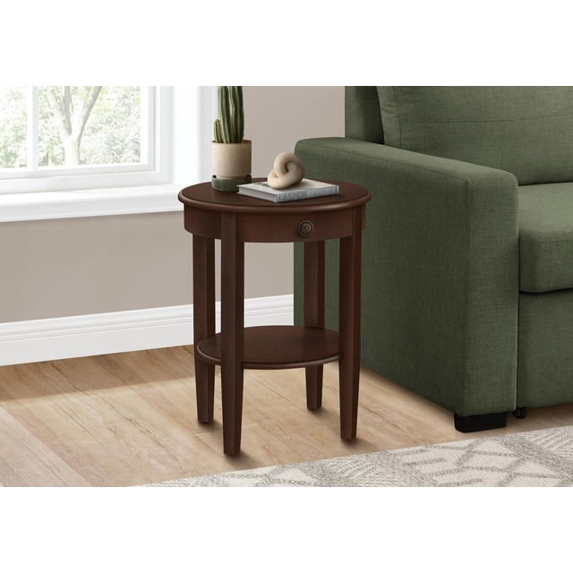 Monarch Specialties Table d'Appoint, Table de Bout Ronde à 2 Niveaux avec Fini Placage Brun espresso, Dotée d'Un Petit Tiroir avec Bouton en Métal bronze et d'Une Tablette Inférieure, Positionnée à Côté d'Un sofa en Tissu Vert dans une Pièce Lumineuse avec Plancher de Bois Clair et une Fenêtre. Convient comme Table de Chevet Ou Table d'Appoint.