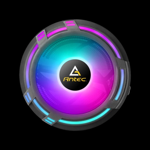 Antec T120 Refroidisseur de CPU à Flux d'Air Chromatique Montré par le Haut avec un Cadre Circulaire Noir et un Éclairage RVB Multicolore en Rose, Bleu et Vert. Il Présente un Ventilateur Translucide avec de Grandes Ailettes en Aluminium Noir et un Moyeu central avec le logo Antec Jaune. Conçu pour les Constructions de PC Compactes, Il Fonctionne Silencieusement à 1500 Tr/min et Convient aux Petits Étuis Format.