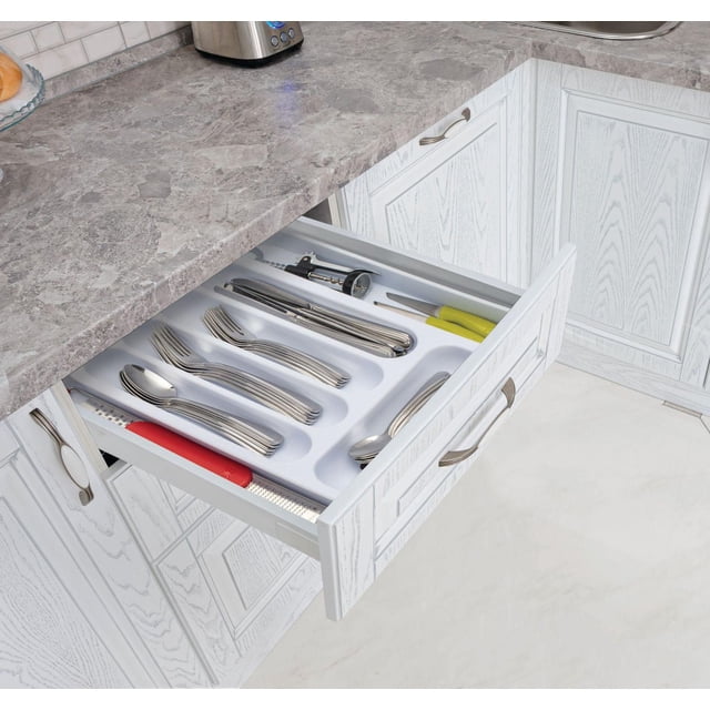 JOIE ORGANIZER de Couverts dans un Tiroir de Cuisine Ouvert avec un Plateau en Plastique Extensible Gris Organisant des Fourchettes, Cuillères, Couteaux et Outils de Cuisine en Acier Inoxydable à l'Intérieur d'Armoires à Grain de Bois Blanc sous un Comptoir en Marbre Gris, Idéal pour l'Organisation du Tiroir de Cuisine et le Rangement des Ustensiles.