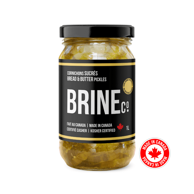 Brine Pain et Beurre Pickles Pot de 1 L avec Étiquette Noire et Dorée, Affichant des Concombres Tranchés Marinés dans un Pot en Verre Transparent avec Couvercle Noir, Fabriqué au Canada, Végétalien, Sans Gluten et Certifié Casher, Convient pour Ajouter du Croustillant aux Sandwichs et aux burgers.