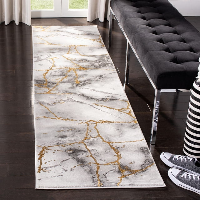 SAFAVIEH Tapis Artisanal Paul en Marbre Abstrait 2 Pieds3"x8' Coureur Présentant des Motifs de Marbre Tourbillonnants Blancs, Gris et Dorés sur un Plancher de Bois Franc Foncé à Côté d'Un Banc Capitonné Noir avec des Pattes Chromées et un vase à Rayures, Convenant aux Couloirs et aux Entrées Contemporains.