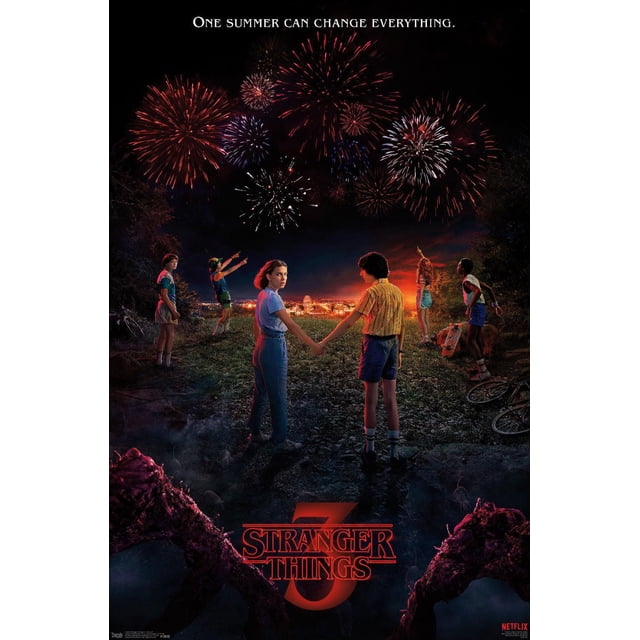 Netflix Stranger Things : Saison 3 - Affiche Murale d'Art Clé Représentant six Enfants sur un Sentier de Gravier au Crépuscule, Deux Se Tenant la Main au Centre, Observant des Feux d'Artifice Rouges et Blancs au-Dessus d'Une Petite Ville Illuminée, avec le Slogan « un Été Peut Tout Changer » au-Dessus et le logo Rouge Stranger Things 3 en Dessous.