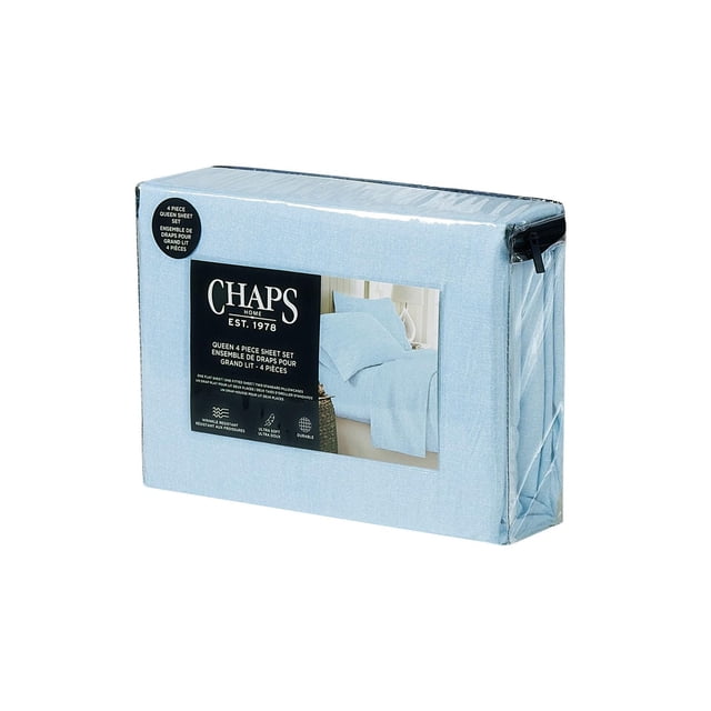 Chaps Ensemble de Draps 4 Pcs en Microfibre Unie Douce Bleu Double dans un Sac Transparent à Fermeture Éclair Montrant des Draps en Microfibre Bleu Pâle avec une Étiquette Mettant en Vedette un Lit Fait, Mettant en Valeur la Résistance aux Plis, la Douceur et la Durabilité, Idéal pour l'Habillage d'Un Lit Double.