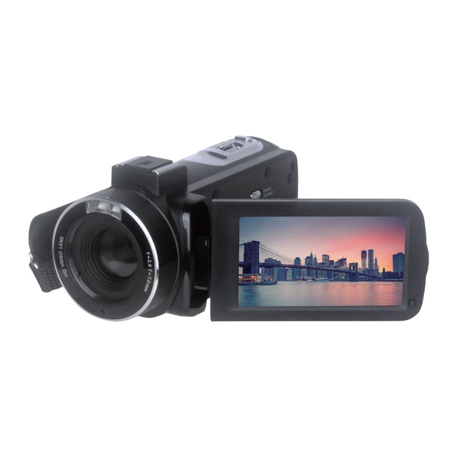 Caméscope Numérique 4K Vivitar avec Boîtier Noir et Objectif Vidéo HD Étiqueté F=2.6 f=7.0mm, Montrant Son Écran Rotatif de 3.0 Pouces Affichant une Ligne d'Horizon de Ville au Coucher du Soleil avec un Pont au-Dessus de l'Eau, Idéal pour Capturer des Vidéos 4K Détaillées et des photos Haute Résolution.