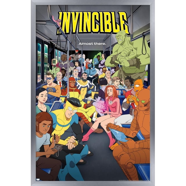 Invincible : Saison 2 - Affiche Murale d'Un Autobus sur une Feuille Mettant en Vedette une Vue Frontale à l'Intérieur d'Un Autobus Rempli de Superhéros Animés en costumes Vibrants, Incluant une Grande Figurine Musculaire Verte Debout et un Personnage Blindé orange Assis Tenant une Tablette, avec le Titre Audacieux Jaune « Invincible » et la phrase « Presque Là. » en Texte Blanc, Imprimée sur du Papier d'Affiche Lustré, Convenant à la Déco de la Maison