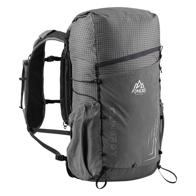 AONIJIE Sac à Dos de Randonnée Léger 30 L Grand Sac à Dos de Camping Affiché dans une Vue Orientée vers l'Avant. le Sac à Dos Gris Présente un design à Motif Quadrillé, 12 Compartiments Incluant des Poches Latérales, une Poche Poitrine avant pour des Flacons d'Hydratation et des Poches Arrière Zippées pour des Articles Plus Grands. Fabriqué en Tissu Imperméable et Résistant aux Déchirures, Il Est Idéal pour les Randonnées d'Une Journée, les Voyages de Plusieurs Jours et les Activités de Plein Air. des Bretelles Ajustables et un Soutien Dorsal Ergonomique Offrent