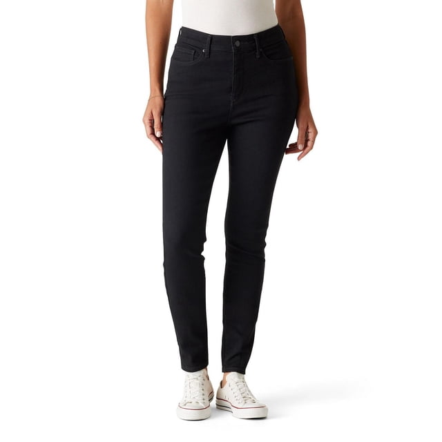 Levi Strauss Signature™ Jeans Skinny Taille Haute pour Femmes en Opale Noire, Vue de devant d'Un Modèle Portant des Espadrilles Blanches et un Débardeur Blanc, avec une Taille Haute, Braguette Zippée, design à Cinq Poches, Coupe Ajustée sur les Hanches et les Cuisses, Entrejambe de 29 Pouces, et Tissu en denim Extensible pour un Confort Toute la Journée.