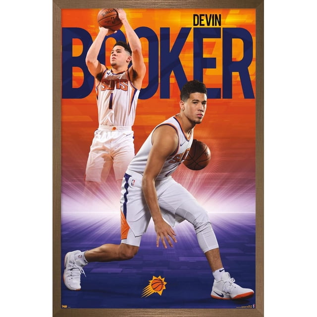 NBA Phoenix Suns - Devin Booker 18 Affiche Murale, 22,375 Po x 34 Po Encadrée Mettant en Vedette Devin Booker en Uniforme Phoenix Suns Blanc avec accents orange et Violet dans Deux poses d'Action : Tirer et Dribbler un Ballon de basketball, sur Fond Dégradé orange à Violet avec Grand Texte « Booker » Bleu et le logo des Suns au Bas, Idéale pour une Oeuvre Murale à Thème Sportif.