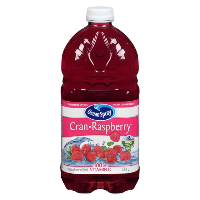 Ocean Spray Cran-Raspberry® Canneberge Framboise Cocktail dans une Bouteille en Plastique Transparent de 1,89 L avec Bouchon Blanc, Présentant une Étiquette Rose et Blanche avec des Canneberges et des Framboises Éclaboussées dans l'Eau, Offrant 100 % de Vitamine C et Soutenant les Agriculteurs Canadiens, Souvent Utilisé pour le Mélange avec de l'Eau Pétillante Ou des Spiritueux.