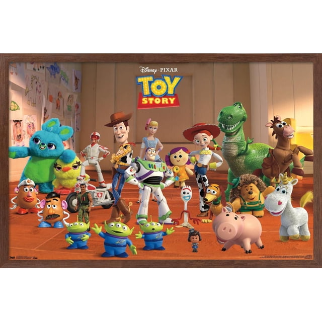 Disney Pixar Toy Story 4 - Affiche Murale Collage, 22,375 Pouces x 34 Pouces Encadrée Mettant en Vedette un Groupe de Personnages de Histoire de jouets Incluant Woody, Buzz Lightyear, Jessie, Rex, Bullseye, Hamm, Forky, Mr. Potato Head, et Trois Extraterrestres Verts sur un Plancher de Bois avec des Murs Beiges à Panneaux et des Dessins pour Enfants à Gauche, Idéale pour la Déco de la Maison et les Chambres d'Enfants.