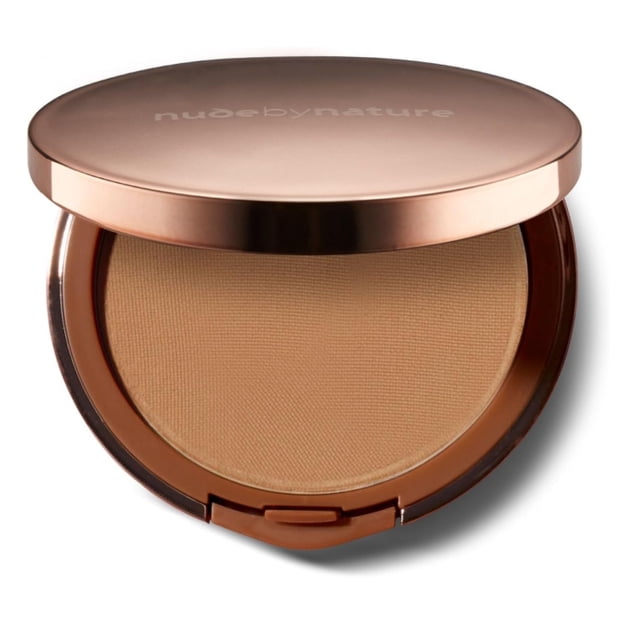 Nude by Nature Flawless Poudre Compacte Compacte W8 Classic Tan 0.35 oz avec Miroir. Cette Poudre Légère Offre une Finition Mate Naturelle, Idéale pour les Teints de Brun Moyen à Brun avec des sous-Tons Chauds. Enrichie de Prune Kakadu, de Jojoba et de Vitamine E, Elle Aide à Estomper les imperfections, à Contrôler la Brillance et Convient aux Peaux Normales, Mixtes et Grasses.