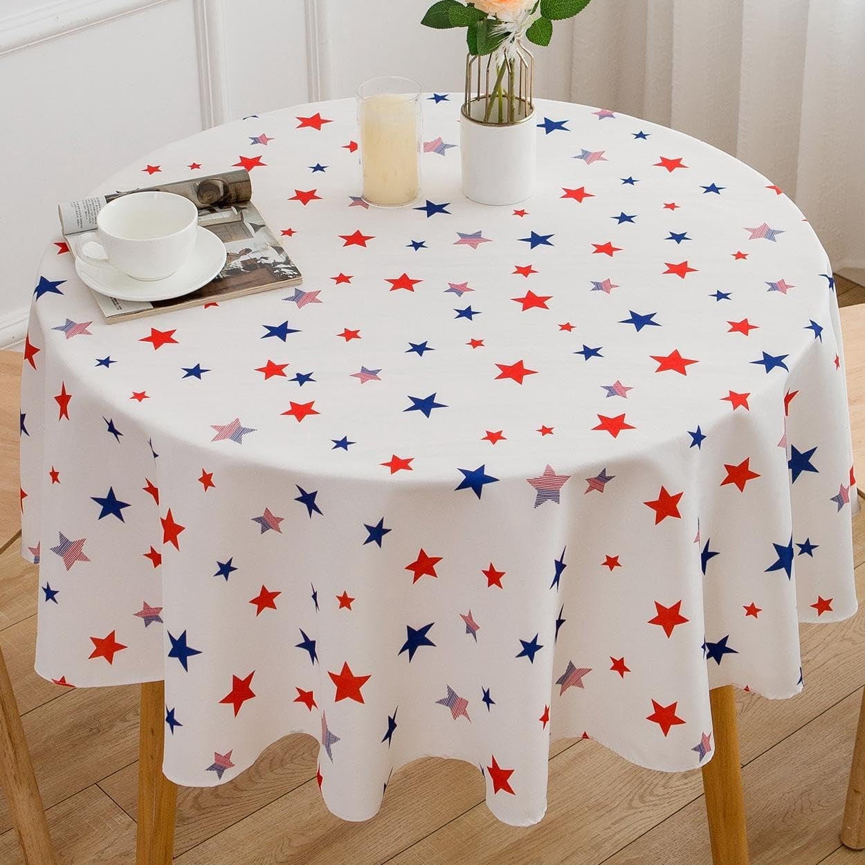 Nappe Patriotique du 4 Juillet Rouge Bleu Étoiles Blanc 60 Pouces Nappe Ronde - Nappe Patriotique en Polyester Réutilisable Résistante à l'Eau Fête de l'Indépendance pour Fête Pique-Nique Souper