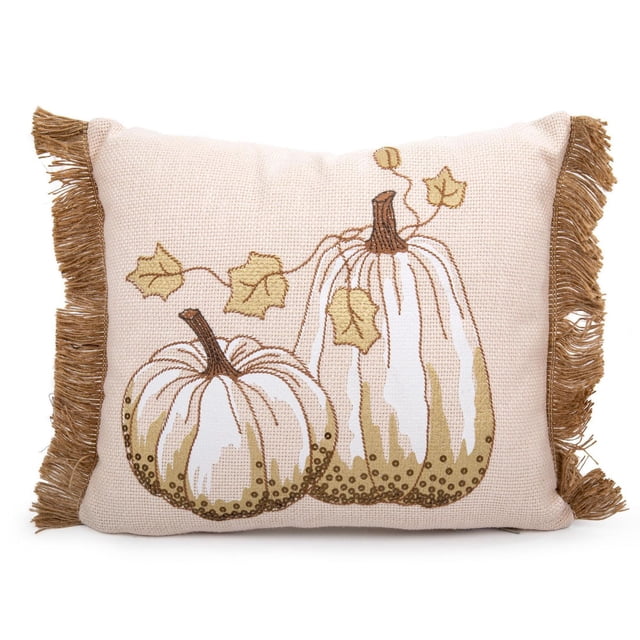 Truu Design Coussin Décoratif « Hello Fall » avec Citrouilles Brodées Blanches et Beiges avec Feuilles Jaunes sur une Housse en polyester beige avec Franges Brunes, Mesurant 18 par 13 Pouces, Convient pour Ajouter un accent Automnal Douillet aux sofas, Lits Ou Chaises de Salle à Manger.