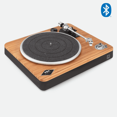 Plateau Tournant Bluetooth Sans Fil Stir It Up par House of Marley avec un Socle en Bambou Élégant, Plateau en Aluminium et Bras de Ton en Métal. Conçu avec des Matériaux Durables comme le silicone RegrindTM et le Tissu RewindTM, Ce Plateau Tournant Prend en Charge les Disques de 33 et 45 Tr/min. Il Comprend un Préampli Intégré, une Cartouche Audio Technica Modulaire, une Connectivité Bluetooth, un port USB pour l'Enregistrement PC, une Sortie RCA et une Prise Casque de 3,5 mm. les Fonctions de Contrôle Anti-Patinage et de Démarrage/arrêt Automatique
